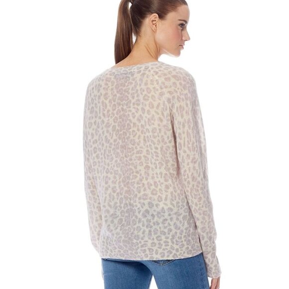 360 Cashmere - "Sylvia" V-Neck Cashmere Pullover in Purple Haze Leopard Print, S - Picture 2 of 10